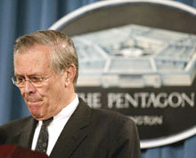 Donald Rumsfeld est accusé d'avoir autorisé les sévices infligés aux prisonniers irakiens. 

		(Photo AFP)