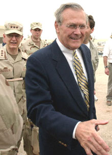Donald Rumsfeld est venu à la rencontre des militaires chargés de la funeste prison d'Abou Ghraib. 

		(Photo : AFP)
