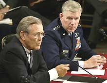 Le secrétaire d'Etat à la Défense Donald Rumsfeld en compagnie du chef d'état-major interarmées Richard Myers. Les critiques fusent contre l'attitude de l'armée vis-à-vis des prisonniers irakiens.   

		(Photo: AFP)