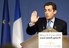 Nicolas Sarkozy, ministre de l'Economie et des Finances, face aux journalistes, le 4 mai 2004: aider les grandes entreprises est un «<i>devoir</i>» de l'Etat. 

		(Photo: AFP)