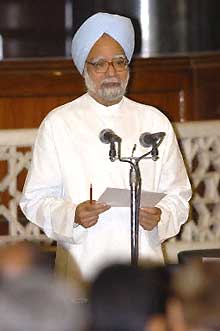 Manmohan Singh, candidat du parti du Congrès, a annoncé le 19 mai 2004 qu'il avait été chargé de former le nouveau gouvernement indien par le président Abdul Kalam. 

		(Photo: AFP)