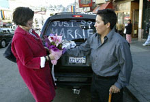 Zulma et Nancy fêtent leur union dans les rues de San Francisco, en février dernier. 

		(Photo : AFP)