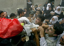 Funérailles à Gaza d'un activiste palestinien tué par l'armée israélienne. La situation dans ce territoire s'est brusquement dégradée en début de semaine. 

		(Photo : AFP)