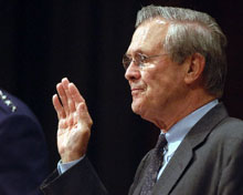 Donald Rumsfeld  a déclenché la colère de nombreux représentants du Congrès, républicains et démocrates.
 

		(Photo : AFP)