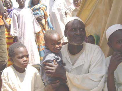 Yacoubou youssouf et ses enfants dans le camp de réfugiés de Kounougou. 

		(Photo : Stanislas Ndayishimiye/RFI)