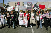 Une manifestation des proches des victimes réclamant que la justice soit faite, à Ciudad Juarez en fevrier 2004. 

		(Photo: AFP)