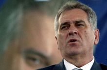 Tomislav Nikolic, le candidat du Parti radical serbe, avait déjà créé la suprise lors du dernier scrutin invalidé, en automne 2003. 

		(Photo: AFP)