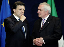 La nomination du Premier ministre portugais José Manuel Durão Barroso à la présidence de la Commission européenne, suggérée par  son homologue irlandais Bertie Ahern, devrait être confirmée mardi 29 juin 2004. 

		(Photo: AFP)
