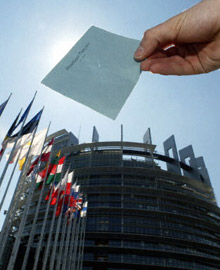 Entre le 10 et le 13 juin 2004, 349 millions d'Européens étaient invités à élire 732 eurodéputés. 

		(Photo: AFP)