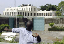 A Abidjan, l'ambassade de France a été la cible, lundi, d'une manifestation hostile de partisans de Laurent Gbagbo. 

		(Photo : AFP)
