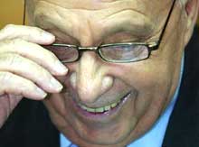 Ariel Sharon souriant. Le Premier ministre israélien a échappé, mardi 15 juin, à une inculpation dans une affaire de corruption. 

		(Photo: AFP)