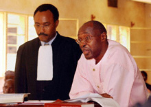 L’ancien président rwandais Pasteur Bizimungu (à droite) et son avocat Maître Jean Bosco Kazungu. 

		(Photo : AFP)
