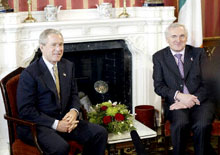 Le président américain George Bush et le Premier ministre irlandais Bertie Ahern lors de leur entretien dans le cadre du sommet Etats-Unis – Europe dans le château de Dromoland, près de Shannon en Irlande. 

		(Photo : AFP)