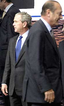 Le président américain George W.Bush et son homologue français Jacques Chirac s'installent pour la traditionnelle «photo de famille» au sommet de l'Otan d'Istanbul. 

		(Photo: AFP)