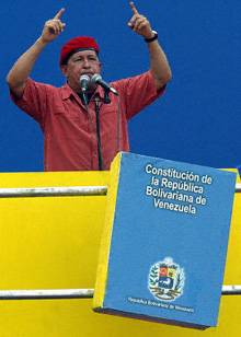 Hugo Chavez pendant un meeting. Ses adversaires ont obtenu les signatures nécessaires à la convocation d’un référendum «révocatoire». 

		(Photo : AFP)