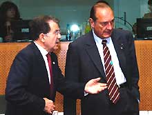 Romano Prodi et Jacques Chirac. Le président français a fait appel à <I>«l’esprit constructif et au sens de la responsabilité»</I> de ses collègues.  

		(Photo: Conseil de l'Union européenne)