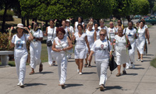 La marche des dames en blanc sur la Quinta avenida, le jour de la fête des pères.
 

		Photo: Tony Giron