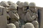 Une sculpture éphémère réalisée avec 70 tonnes de sable provenant des cinq plages du Débarquement (Juno, Omaha, Utah, Sword et Gold) est en cours d'achèvement le 28 mai 2004 sur le site de Vierville-sur-mer (Omaha beach). Elle est l'oeuvre de sept sculpteurs de nationalité différente. 

		(Photo : AFP)