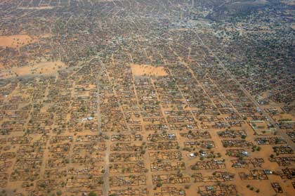 El-Fasher est la capitale du Darfour Nord. A la suite des bombardements de l’armée et des exactions des janjawid (les milices pro-gouvernementales), la population des villages a convergé vers la ville. Les organisations humanitaires estiment que 12 000 déplacés du Darfour sont encore à l’intérieur d’El-Fasher. 

		(Photo : Laurent Correau/RFI)