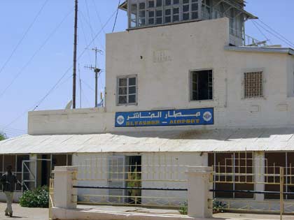 Officiellement, la guerre oppose le gouvernement soudanais à deux mouvements rebelles&nbsp;: le MLS (Mouvement de Libération du Soudan) et le MJE (Mouvement pour la Justice et l’Egalité) qui dénoncent la marginalisation de leur région. C’est à l’aéroport d’El-Fasher qu’a eu lieu l’une des premières grandes batailles entre l’armée et les rebelles. Le 25 avril 2003, les rebelles attaquent la ville à bord de «technicals», les véhicules tout-terrain équipés de mitrailleuses lourdes. Ils s’emparent temporairement de l’aéroport et d’installations militaires. 

		(Photo : Laurent Correau/RFI)
