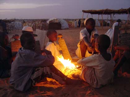 Des talibés qui récitent le Coran, alors que le jour commence à peine à se lever. La population du Darfour est entièrement musulmane. 

		(Photo : Laurent Correau/RFI)