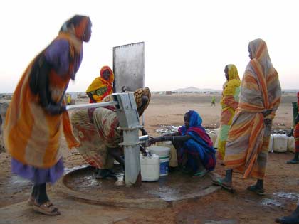 La vie reprend dans le camp d’Abu Shok avant même que le jour ne se soit levé. On entend alors les femmes qui viennent à la pompe puiser l’eau de la journée. Quand le jour se lève, le ballet des femmes auprès de la pompe se poursuit. 

		(Photo : Laurent Correau/RFI)