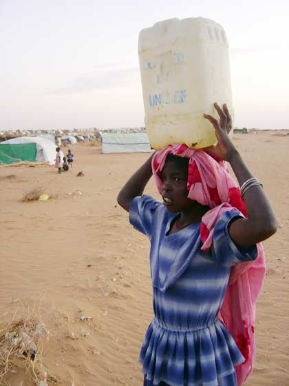 Cette femme transporte l’eau dans un bidon fourni par l’Unicef. Selon les statistiques du mois de juin, les fournitures d’aide non-alimentaire (abris et petit matériel divers) sont inférieures de 88% aux besoins des personnes déplacées dans le Darfour. Seulement un déplacé sur trois a pu recevoir de l’eau potable. 

		(Photo : Laurent Correau/RFI)