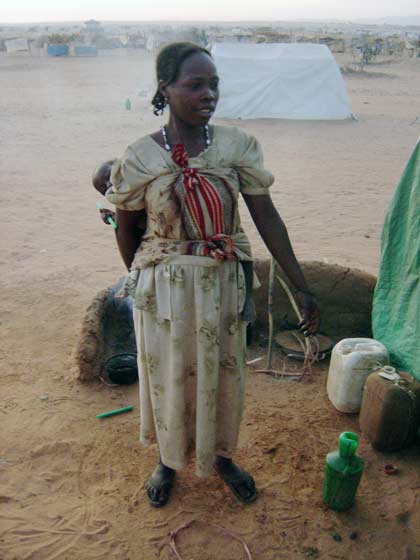 Une jeune femme du camp d’Abu Shok et son enfant. Selon l’ONU, le décret gouvernemental établissant la gratuité des soins dans les trois Darfour n’est pas appliqué. Les populations de la région refuseraient du coup d’aller dans les hôpitaux et les centres de soin par manque de moyens. 

		(Photo : Laurent Correau/RFI)