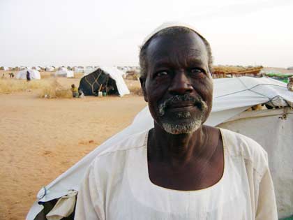 Un déplacé du camp d'Abu Shok. Selon Minni Arkou Minnawi, chef du MLS, «<I>Ces gens qui fuient leurs villages viennent grossir nos rangs</I>». On estime que la guerre dans le Darfour aurait fait 10 000 morts. Les camps accueillent une population très féminisée. Selon certains réfugiés «<I>Les hommes se font tuer par les janjawid</I>». 

		(Photo : Laurent Correau/RFI)