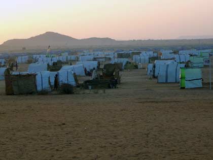 Le camp d’Abu Shok est situé à quelques kilomètres de la ville. 30 000 déplacés qui étaient précédemment dans El-Fasher ont été réinstallés là en trois jours. Le camp s’étend sur 6 km². 

		(Photo : Laurent Correau/RFI)