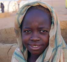 Selon l’Unicef, 15% seulement des enfants des camps peuvent actuellement participer à des activités scolaires. Le Fonds des Nations unies pour l’Enfance prévoit de construire 158 salles de classe temporaires dans le Darfour. 

		(Photo : Laurent Correau/RFI)