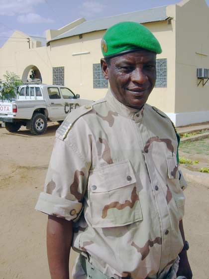 Un observateur militaire de l’Union africaine. La commission de vérification du cessez-le-feu a installé son siège à El-Fasher. 

		(Photo : Laurent Correau/RFI)