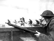 Les troupes canadiennes à Courseulles.  

		(Photo: AFP)