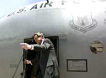 L'administrateur américain de l'Irak, Paul Bremer, a quitté le pays le 28 juin dernier à bord d'un avion de l'<i>US Air Force</i>. 

		(Photo: AFP)