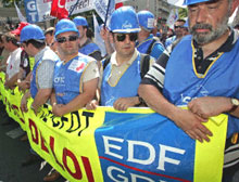 Les salariés d'EDF-GDF ensemble contre le projet de changement de statut des deux groupes publics. 

		( Photo : AFP )