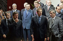 Les chefs d'état européens après le vote de la constitution le 18 juin 2004 à Bruxelles. 

		(Photo : AFP)