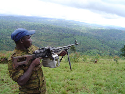 Un ex-rebelle FDD devant le site de cantonnement de Gashungwa (provine Muramvya) dans le centre du Burundi 

		(Photo : Carine Frenk/RFI)