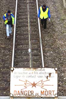 Vérification des lignes SNCF en France suite aux menaces du Groupe AZF. Cette affaire est emblématique des problèmes rencontrés par la presse face au traitement des menaces émanant de groupes terroristes. 

		(Photo: AFP)