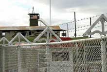 La base américaine de Guantanamo Bay. <EM>Amnesty international </EM>dénonce l'existence de prisons secrètes où seraient également torturés des prisonniers soupçonnés d'activité terroriste.(Photo : AFP)