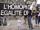 Des militants contre l'homophobie manifestent devant l'hôtel de ville de Paris. 

		(Photo: AFP)