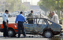 Une voiture piégée a explosé dans le centre de Bagdad le 23 juin 2004, tuant deux civils. La violence est devenue le lot quotidien des Irakiens. 

		(Photo : AFP)
