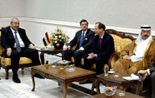 Lundi matin, au cours d'une cérémonie, la coalition a transféré le pouvoir avec deux jours d'avance, au gouvernement irakien intérimaire. Le Premier ministre irakien, Iyad Allaoui (gauche), Paul Bremer, l'administrateur américain (2e gauche) et le président irakien Ghazi al-Yawar (à droite) étaient présents. 

		Photo: AFP