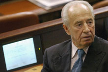 Le chef des travaillistes, l'ancien prix Nobel de la paix, Shimon Peres, a récemment affirmé qu'il était prêt à accorder un «filet de sécurité» au cabinet Sharon. 

		(Photo : AFP)