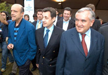 Alain Juppé (à gauche), Nicolas Sarkozy (au centre) et Jean-Pierre Raffarin lors du Conseil national de l’UMP. 

		(Photo : AFP)