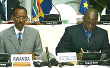 Joseph Kabila et Paul Kagamé en 2002. La rencontre de juin 2004 au Nigeria a pour but d'amorcer les discussions sur la crise dans l'est de la RDC. 

		(Photo: AFP)
