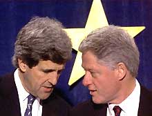 John Kerry et Bill Clinton. Certaines mauvaises langues disent qu'à trop s'afficher avec l'ex-président, le candidat démocrate risque de souffrir de la comparaison. 

		(Photo: AFP)