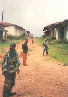 Vonjama, la capitale provinciale du comté Lofa au Liberia est aujourd’hui une ville complètement ruinée. 

		(Photo : Cyril Bensimon)