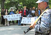 Manifestation anti géorgienne à Tkviavi, en Ossétie du Sud, le 1er juin 2004. 

		(Photo: AFP)
