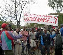 Des centaines de réservistes manifestent devant le Parlement de Madagascar, le 28 mai 2004. 

		(Photo: AFP)