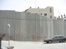 La «<EM>barrière de&nbsp;sécurité</EM>» porte un grave préjudice à quelque 35 000 Palestiniens. 

		(Photo : Manu Pochez/RFI)